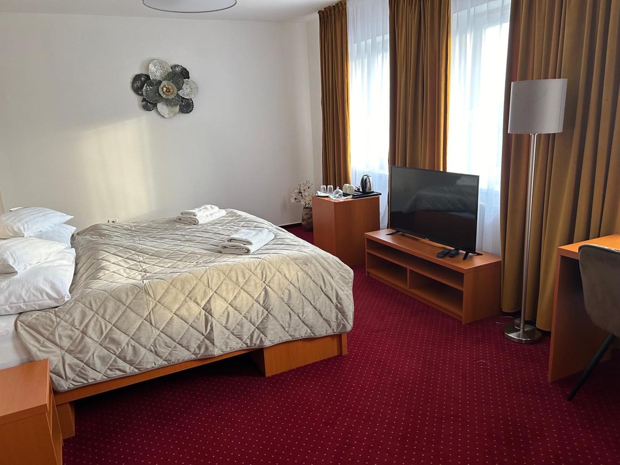Hotel Evan U Hoffera Topoľčany Eksteriør bilde